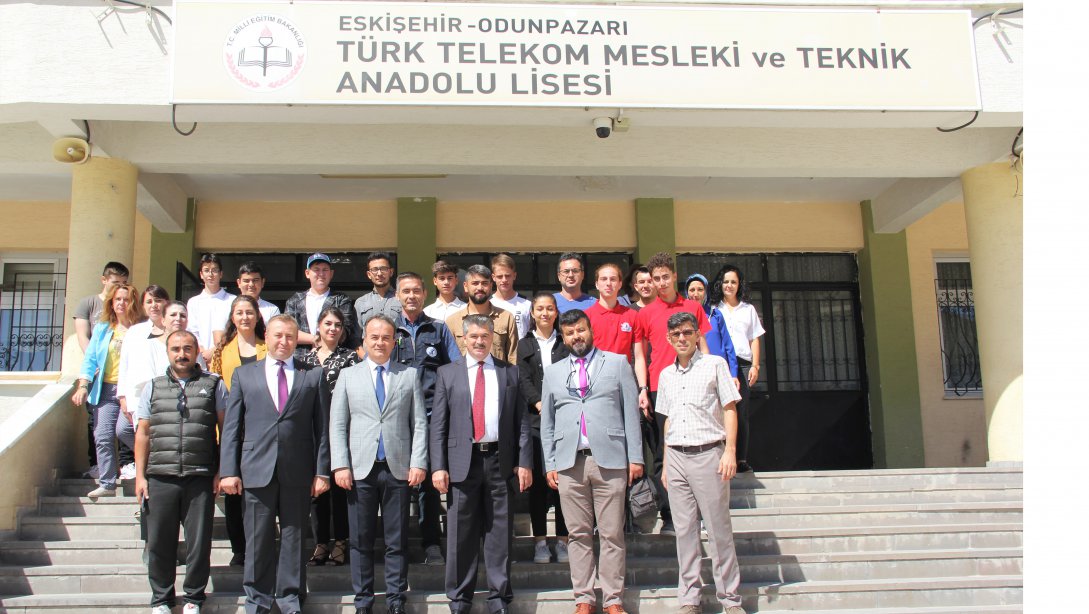 Odunpazarı Kaymakamı Ömer Ulu, TEKNOFEST 2022'de Ödül Alan Türk Telekom Mesleki ve Teknik Anadolu Lisesi Öğrencilerini Ziyaret Etti. 