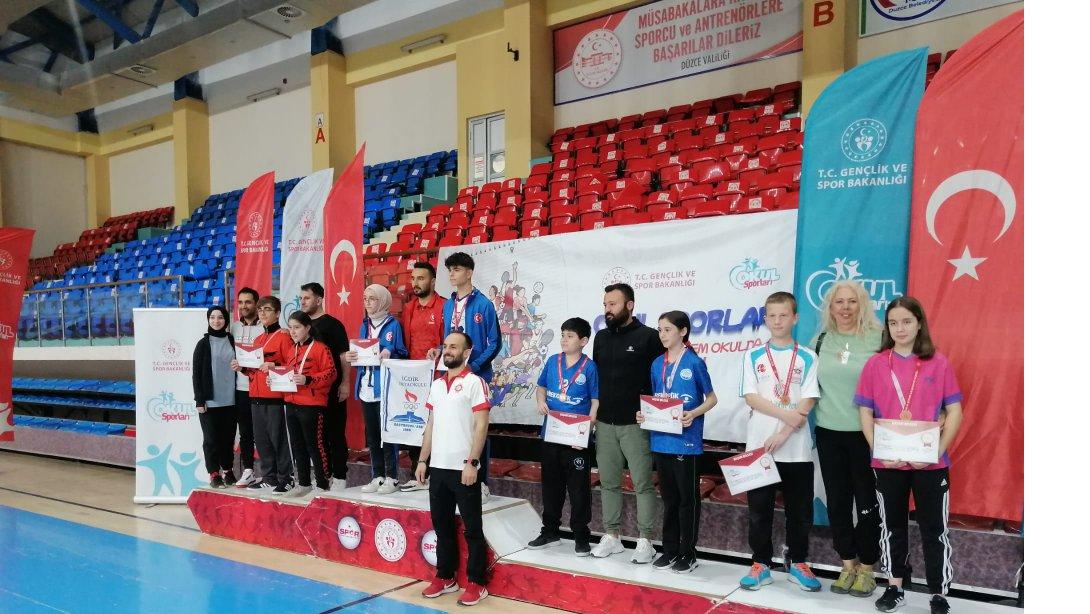 Melahat Ünügür Ortaokulu Öğrencileri Düzcede düzenlenen Floor Curling Grup Birinciliği müsabakalarında okulumuz Karma Takımı grup dördüncüsü olarak Türkiye finallerine gitmeyi hak kazanmıştır.