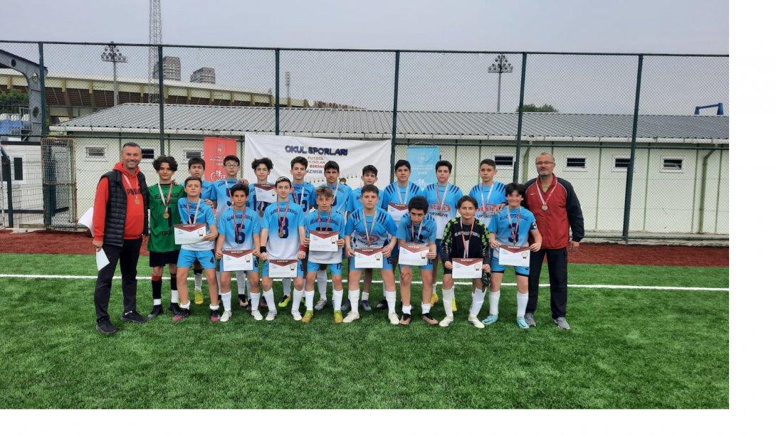 İzmirde Yapılan Okullararası Yıldız Erkek Futbol Grup Birinciliği Yarışmalarında Melahat Ünügür Ortaokulu Futbol Takımı 1. olmuştur.