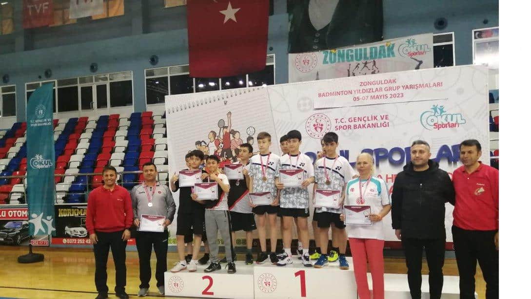 Melahat Ünügür Ortaokulu Öğrencilerimiz, Zonguldak'da Yapılan Okullararası Yıldız Kız ve Yıldız  Erkek Badmindton Grup Birinciliği Yarışmalarında 1. Oldu ve Türkiye Finallerine Katılmaya Hak Kazandılar.