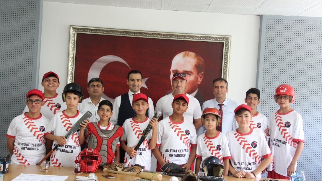 Türkiye Beyzbol Turnuvası'nda 3.'lük Ali Fuat Cebesoy Ortaokulu'nun Oldu