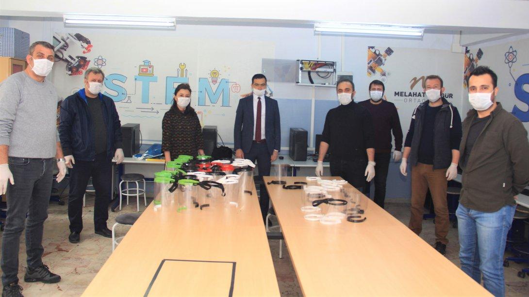 İlçemiz Okullarından Sağlık Çalışanlarına Destek Amaçlı Siperli Maske Üretimi 