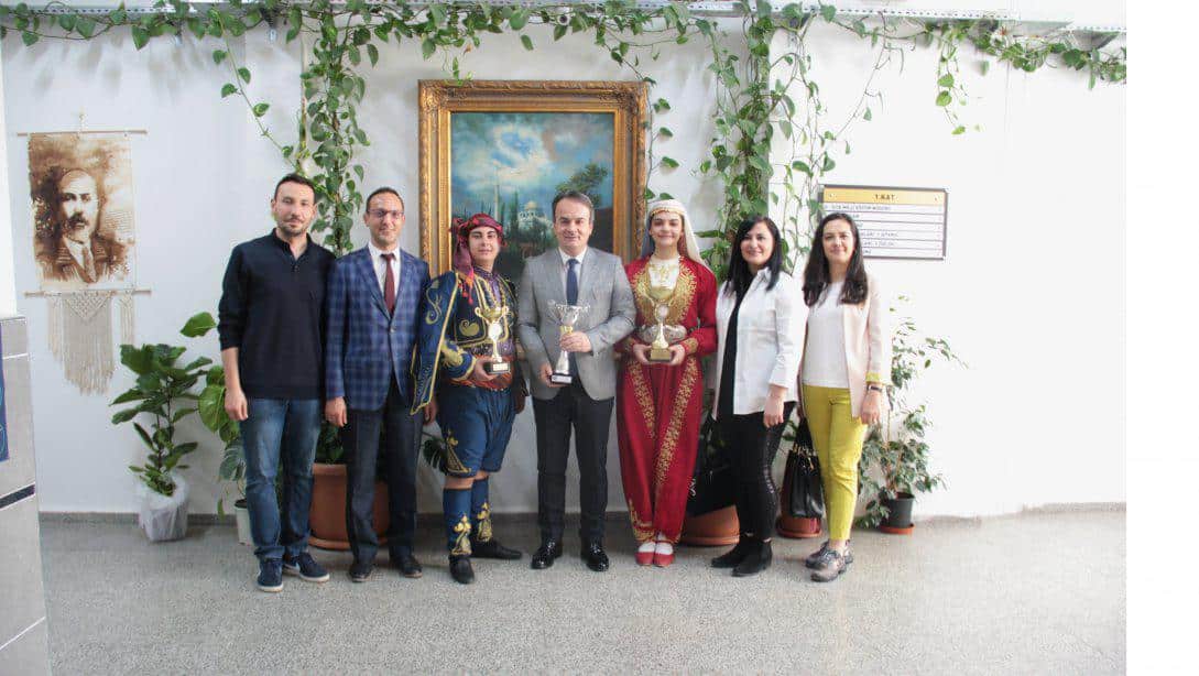 Cumhuriyet Anadolu Lisesi Halk Oyunları Ekibinin Folklor Yarışmasında Dereceye Giren Öğrenciler, İlçe Milli Eğitim Müdürümüz Murat Sertsöz'ü Makamında Ziyaret Etti.