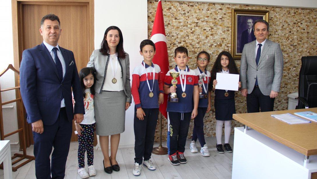 Türkiye Okullar Arası Zeka Oyunları Şampiyonası Birincileri Müdürümüzü Ziyaret Etti