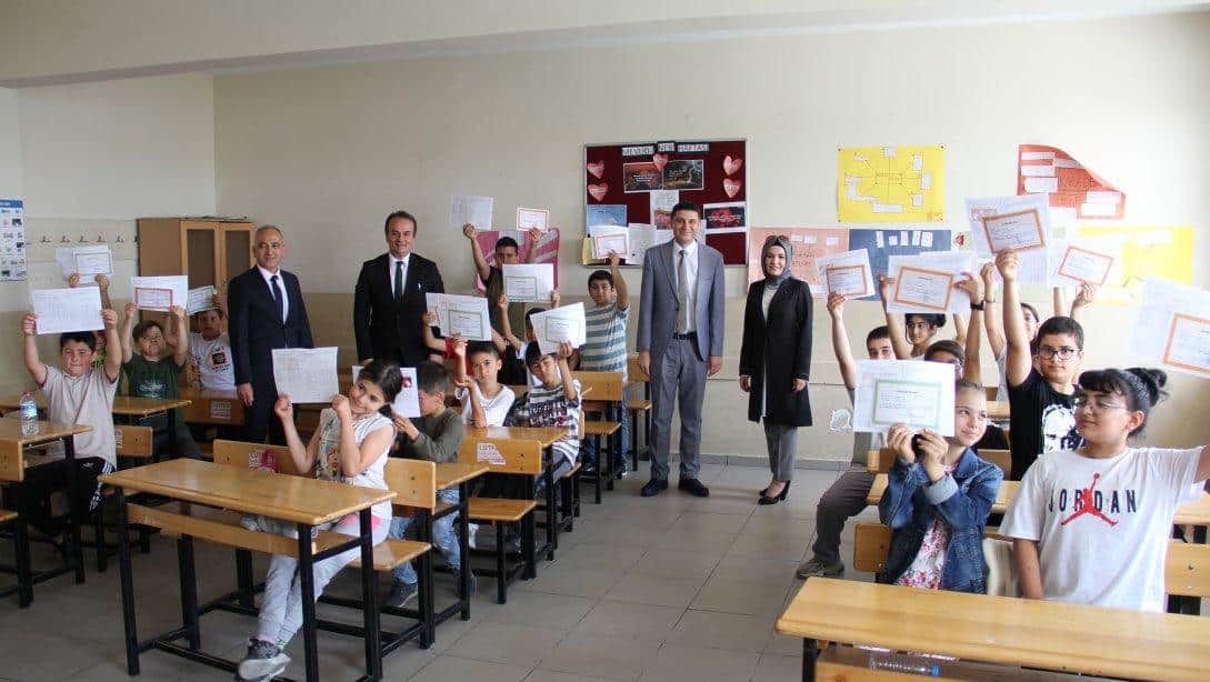İlçe Milli Eğitim Müdürümüz Murat SERTSÖZ, Cahit Zarifoğlu Ortaokulu'nda Karne Heyecanına Ortak Oldu
