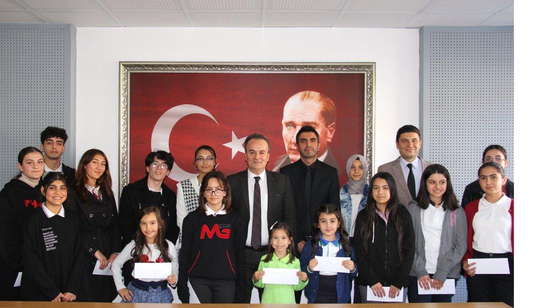 10 Kasım ve Atatürk Konulu Resim, Şiir ve Kompozisyon Yarışmasında Dereceye Giren Öğrencilere Ödülleri Verildi.