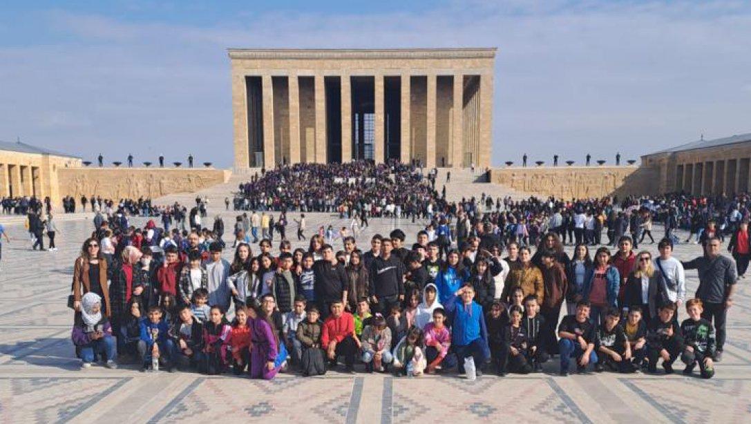 10 Kasım ve Atatürk Konulu Resim, Şiir ve Kompozisyon Yarışmalarında Dereceye Giren Öğrencilerimiz Anıtkabir'i Ziyaret Ettiler.