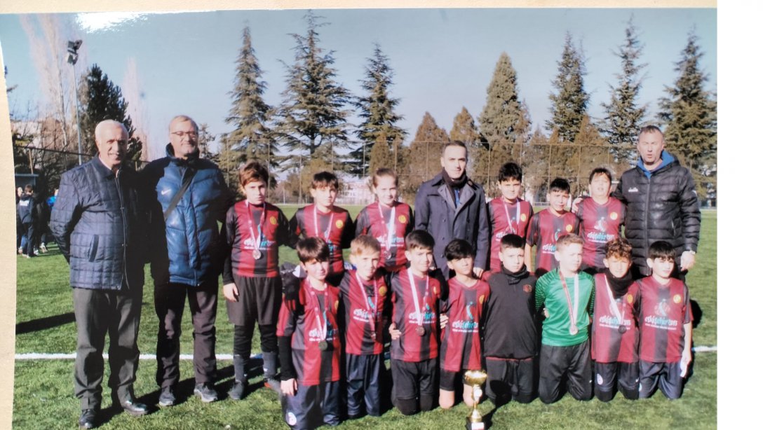  Melahat Ünügür Ortaokulu Yıldız erkek futbol takımımız Eskişehir şampiyonu, Küçük Erkek Futbol Takımı Eskişehir ikincisi oldu.