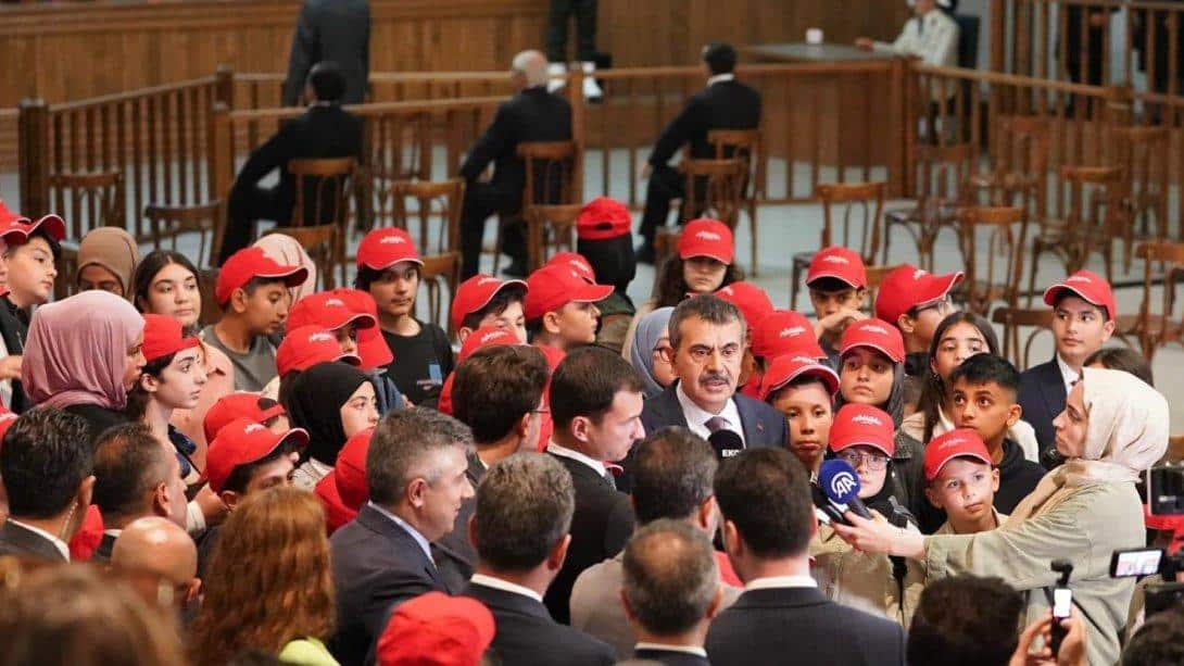 BAKAN TEKİN, 81 İLDEN GELEN ÖĞRENCİ VE ÖĞRETMENLERLE DEMOKRASİ VE ÖZGÜRLÜKLER ADASI'NI ZİYARET ETTİ