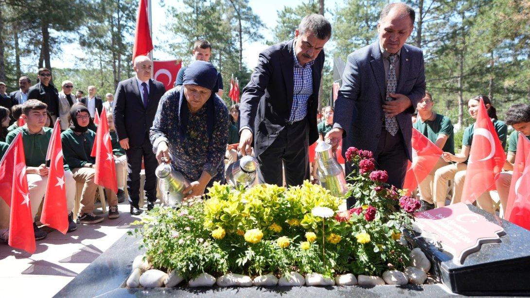 BAKAN TEKİN, ŞEHİT ÖĞRETMEN AYBÜKE YALÇIN'IN KABRİNİ ZİYARET ETTİ