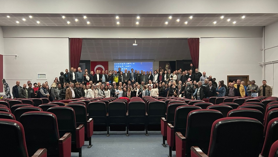 İlçemiz Şube Müdürü Taner DALGA tarafından 22 MTSK Kursumuzdaki 201 Usta Öğreticiye Motorlu Taşıt Sürücüleri Kursu Usta Öğreticiliği Hizmetiçi Eğitim Tamamlama / Yenileme Kursu verilmiştir. 